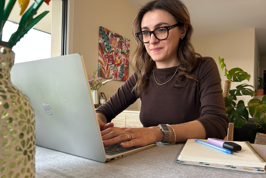 Clarisse travaille à son bureau sur son ordinateur