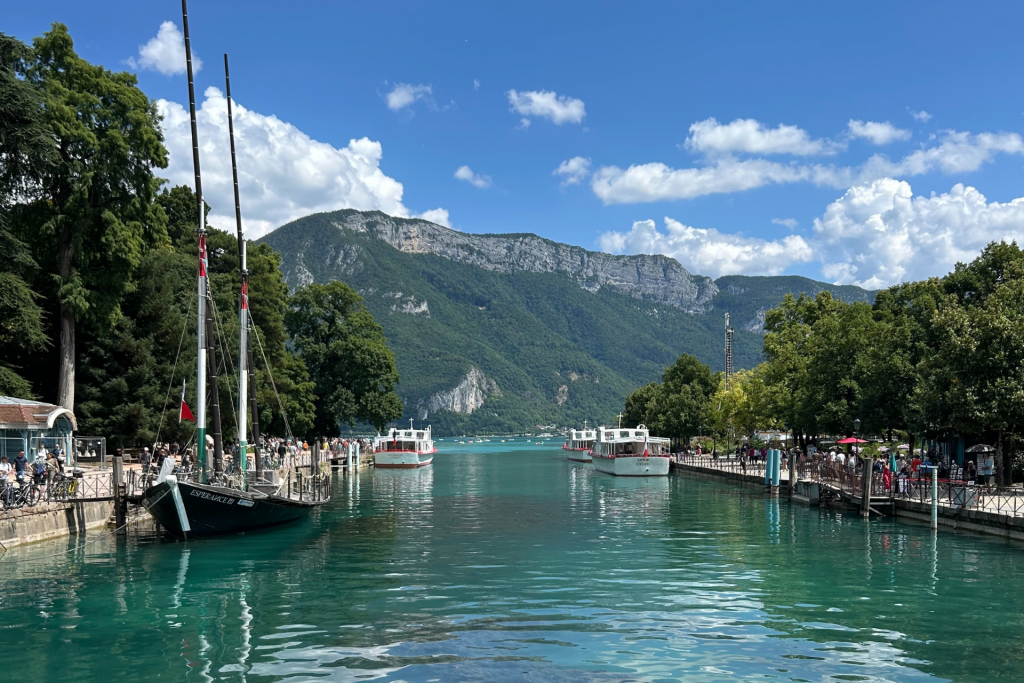 Photo du paysage du lac d'Annecy avec les montagnes
