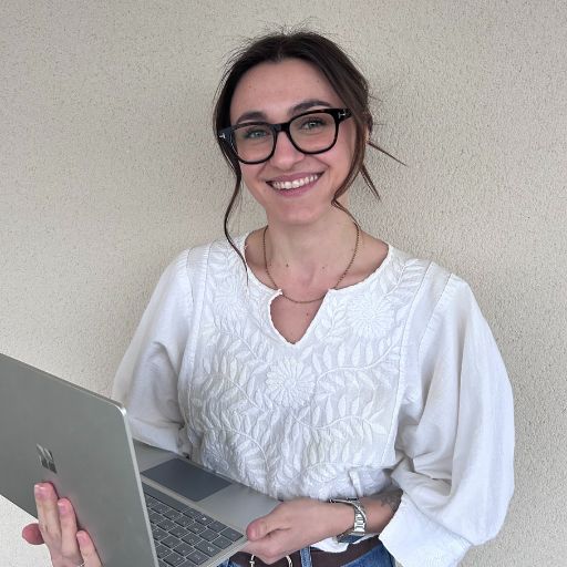 Portrait Clarisse Lewandowski avec un ordinateur dans les mains
