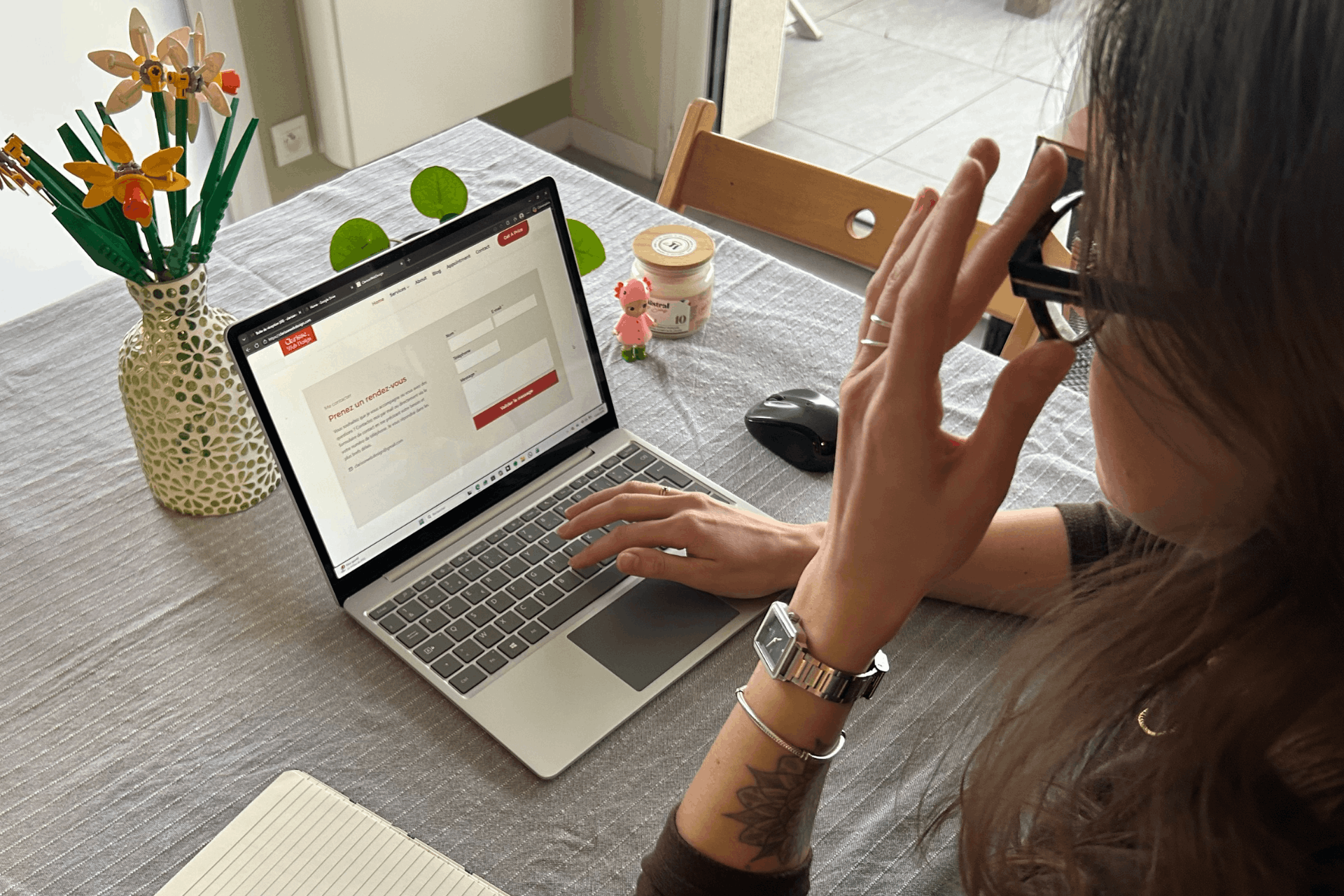 Clarisse travaille sur son ordinateur