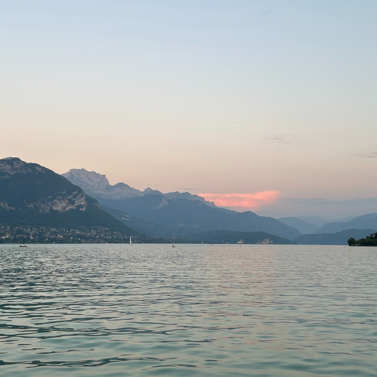 Couché du soleil sur le lac d'Annecy