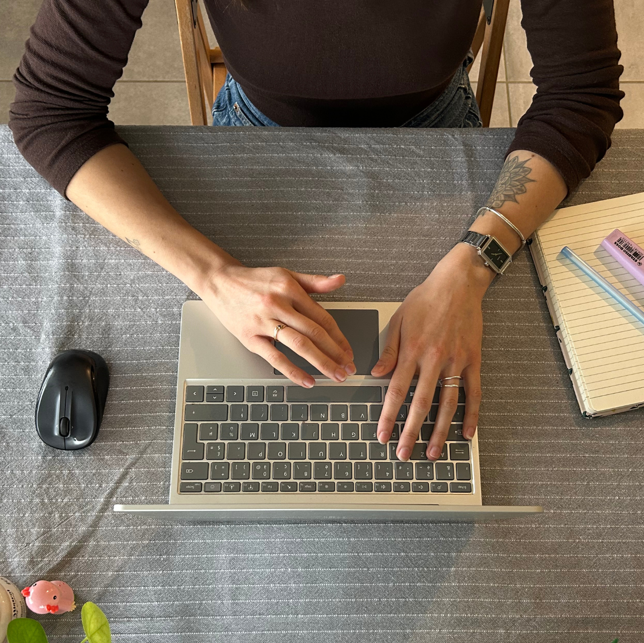 Une femme travaille sur son ordinateur
