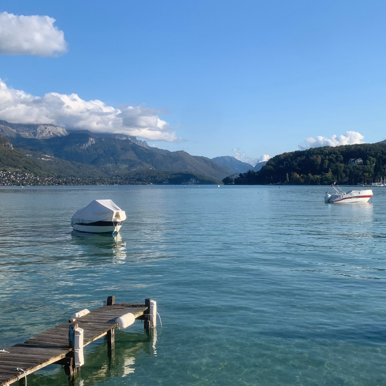 Petit ponton et bateau sur le lac d'Annecy